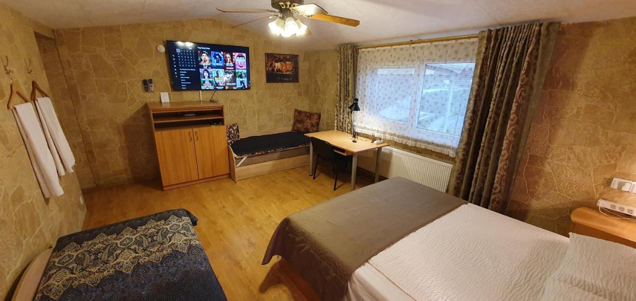 Aparthotel Savas 4 ,, Cosy House Billiard " - Sauna & Parking Kaunas Buitenkant foto
